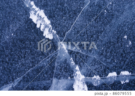 氷の結晶　氷結する赤城大沼 86079555