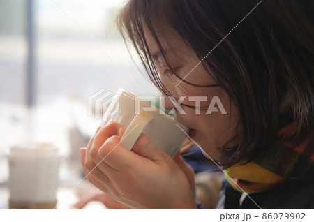 コーヒーを飲む女性 86079902
