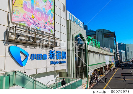 東京　新宿駅南口の都市風景 86079973