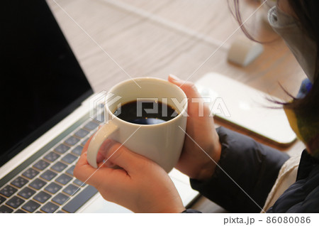 コーヒーを飲む女性 コーヒーを飲む女性 86080086