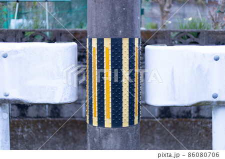 電柱標識版が巻かれた電信柱とガードレール　 86080706