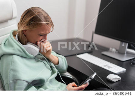 woman receiving bad news online woman receiving bad news online 86080941
