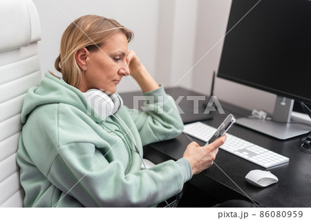 woman use smartphone woman use smartphone 86080959