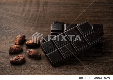 チョコレートとカカオ豆 86081029