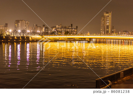 東京都隅田川の夜の風景　すみだリバーウオーク 86081238