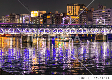 東京都隅田川の夜の風景　すみだリバーウオーク 86081241