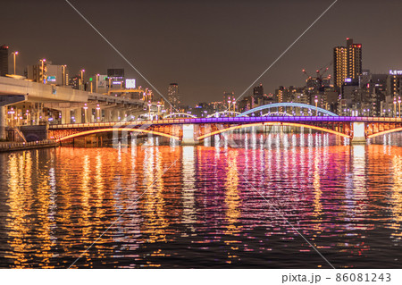 東京都隅田川の夜の風景　すみだリバーウオーク 86081243
