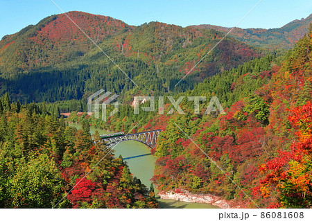 【福島県】只見川第1橋梁を渡る紅葉列車 【福島県】只見川第1橋梁を渡る紅葉列車 86081608