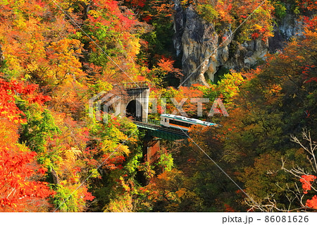 【宮城県】鳴子峡を渡る紅葉列車 86081626