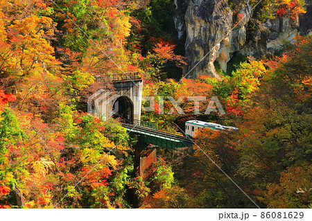 【宮城県】鳴子峡を渡る紅葉列車 【宮城県】鳴子峡を渡る紅葉列車 86081629
