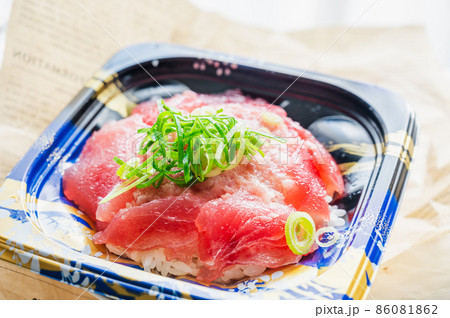 テイクアウトのまぐろ丼 テイクアウトのまぐろ丼 86081862