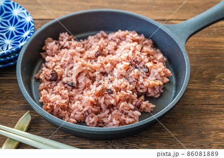 スキレット鍋で炒めた赤飯 86081889