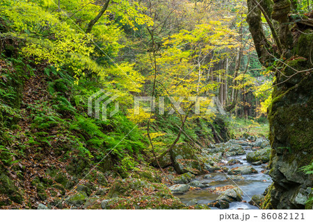山水画を思わせる巨石に囲まれた山乗渓谷 86082121