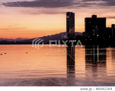 琵琶湖の夜明け 朝焼けの大津市 琵琶湖の夜明け 朝焼けの大津市 86082269