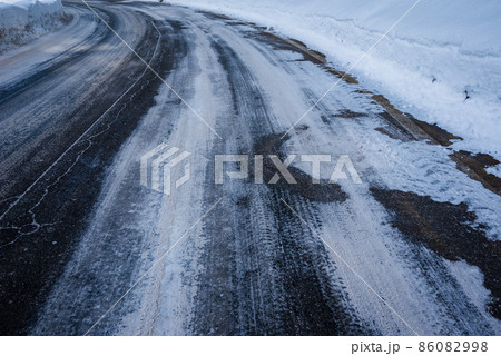 塩カルの撒かれた雪道 塩カルの撒かれた雪道 86082998