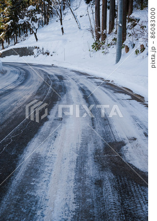 塩カルの撒かれた雪道 塩カルの撒かれた雪道 86083000