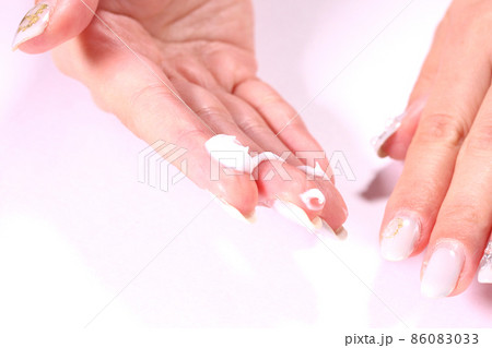 ハンドクリームを塗る女性の手 ハンドクリームを塗る女性の手 86083033