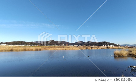 足利市　渡良瀬川と青空 86083686