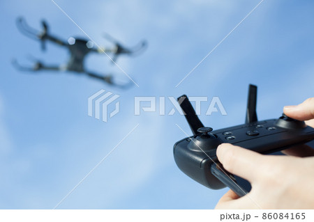 ドローンを操縦する 86084165
