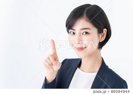 おすすめするビジネスウーマン 86084944