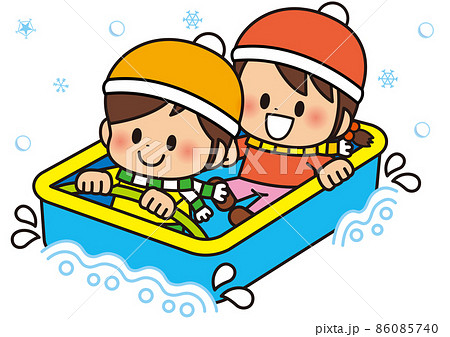 楽しい冬の日に雪の中でソリをする子供 86085740