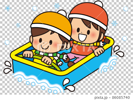 楽しい冬の日に雪の中でソリをする子供 86085740
