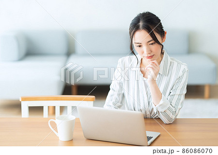 女性 パソコン テレワーク リモートワーク リビング ライフスタイル 女性 パソコン テレワーク リモートワーク リビング ライフスタイル 86086070