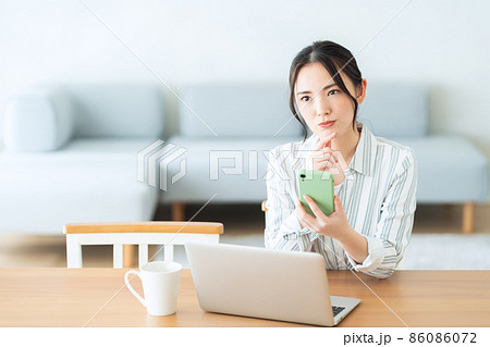 女性　パソコン　テレワーク　リモートワーク　リビング　ライフスタイル 86086072