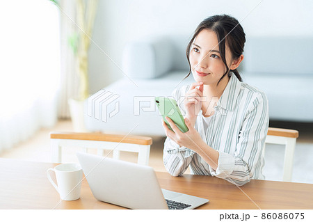 女性　パソコン　テレワーク　リモートワーク　リビング　ライフスタイル 86086075