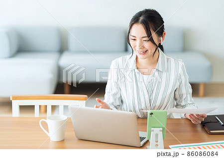 女性　パソコン　テレワーク　リモートワーク　リビング　ライフスタイル 86086084