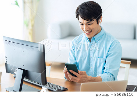 男性　パソコン　テレワーク　リモートワーク　リビング　ライフスタイル 86086110