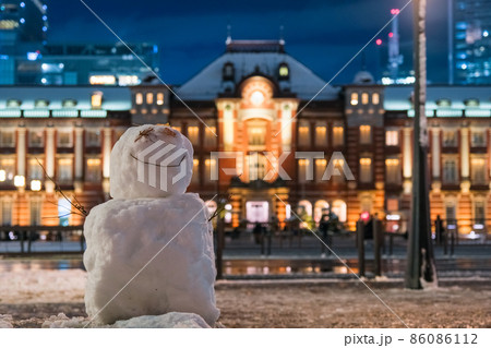 東京都 雪だるまと東京駅、丸の内駅舎 夜景(2022年1月6日) 東京都 雪だるまと東京駅、丸の内駅舎 夜景(2022年1月6日) 86086112