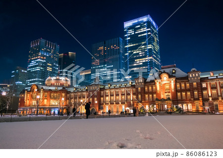 東京都 雪の日の東京駅 夜景(2022年1月6日) 東京都 雪の日の東京駅 夜景(2022年1月6日) 86086123