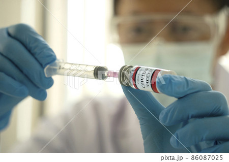 Doctors or scientist are preparing the anti covid-19 vaccine with syringes Doctors or scientist are preparing the anti covid-19 vaccine with syringes 86087025