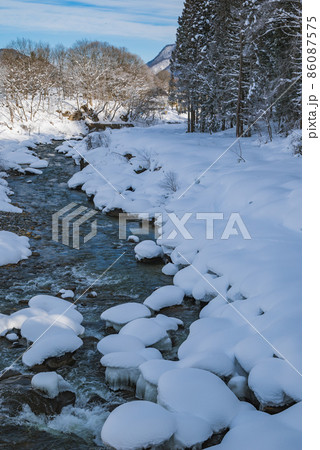 雪化粧された姫川【北安曇郡白馬村】 86087575