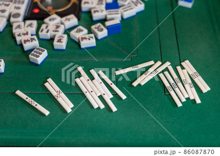 電動麻雀卓の上の牌と点棒 86087870