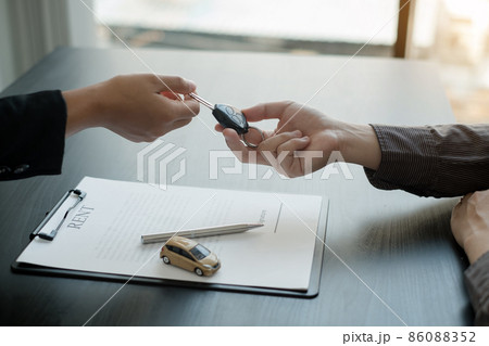 The car dealer provides advice on loans, insurance details, and car rental information, and delivers the car with the keys after the rental contract is signed 86088352