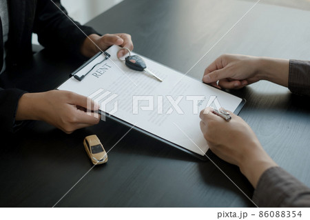 The car dealer provides advice on loans, insurance details, and car rental information, and delivers the car with the keys after the rental contract is signed The car dealer provides advice on loans, insurance details, and car rental information, and delivers the car with the keys after the rental contract is signed 86088354