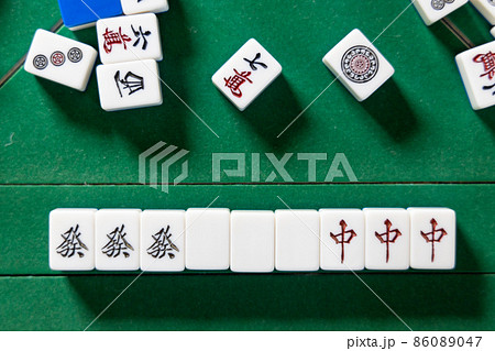 電動麻雀卓の上の麻雀電動麻雀卓の上の麻雀牌（白發中）牌（白發中）の
