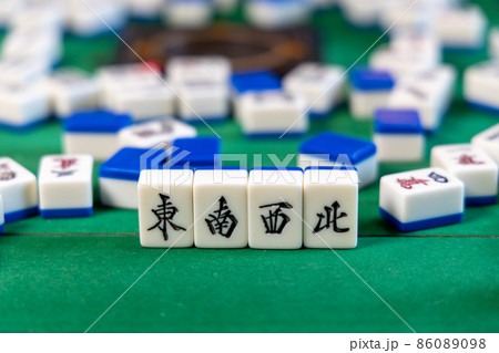 電動麻雀卓の上の麻雀電動麻雀卓の上の麻雀牌(東南西北) 電動麻雀卓の上の麻雀電動麻雀卓の上の麻雀牌(東南西北) 86089098