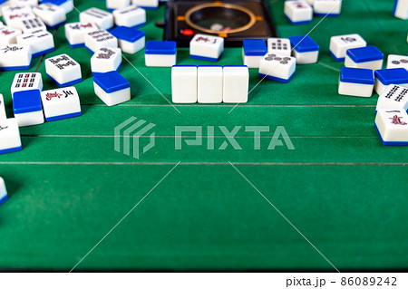 電動麻雀卓の上の麻雀電動麻雀卓の上の麻雀牌（白） 86089242