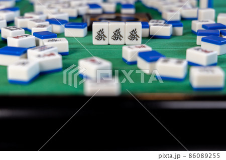 電動麻雀卓の上の麻雀電動麻雀卓の上の麻雀牌(發) 電動麻雀卓の上の麻雀電動麻雀卓の上の麻雀牌(發) 86089255