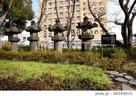 茅ヶ崎市 茅ヶ崎市役所前広場の旧寛永寺石灯篭四基 茅ヶ崎市 茅ヶ崎市役所前広場の旧寛永寺石灯篭四基 86089635