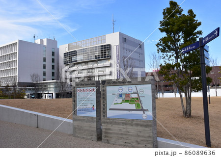 茅ヶ崎市 茅ヶ崎市役所新庁舎と市役所前広場 茅ヶ崎市 茅ヶ崎市役所新庁舎と市役所前広場 86089636