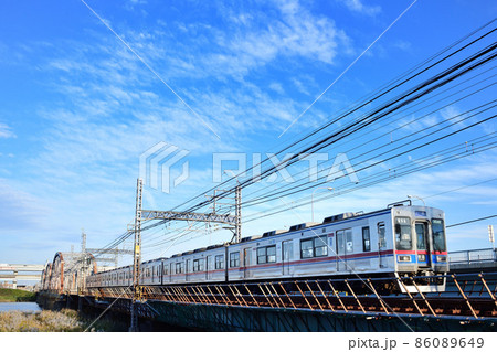 荒川橋梁を渡る京成電鉄3500形通勤電車 荒川橋梁を渡る京成電鉄3500形通勤電車 86089649