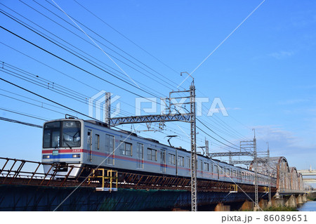 荒川橋梁を渡る京成電鉄3400形通勤電車 荒川橋梁を渡る京成電鉄3400形通勤電車 86089651