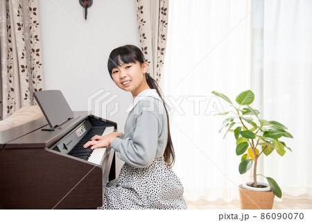 ピアノの練習をする小学生の女の子 86090070