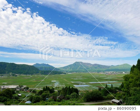 やまなみハイウェイから見える阿蘇山の風景　（熊本県） 86090095