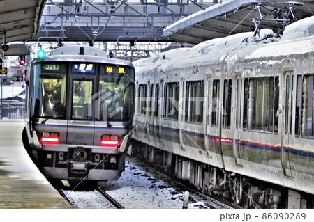 JR西日本 223系2000番台 大雪の膳所駅 JR西日本 223系2000番台 大雪の膳所駅 86090289