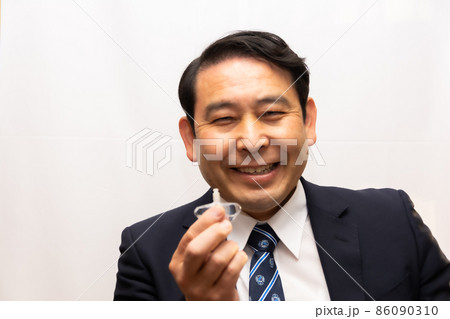 目薬を差す ビジネスマン 目薬を差す ビジネスマン 86090310